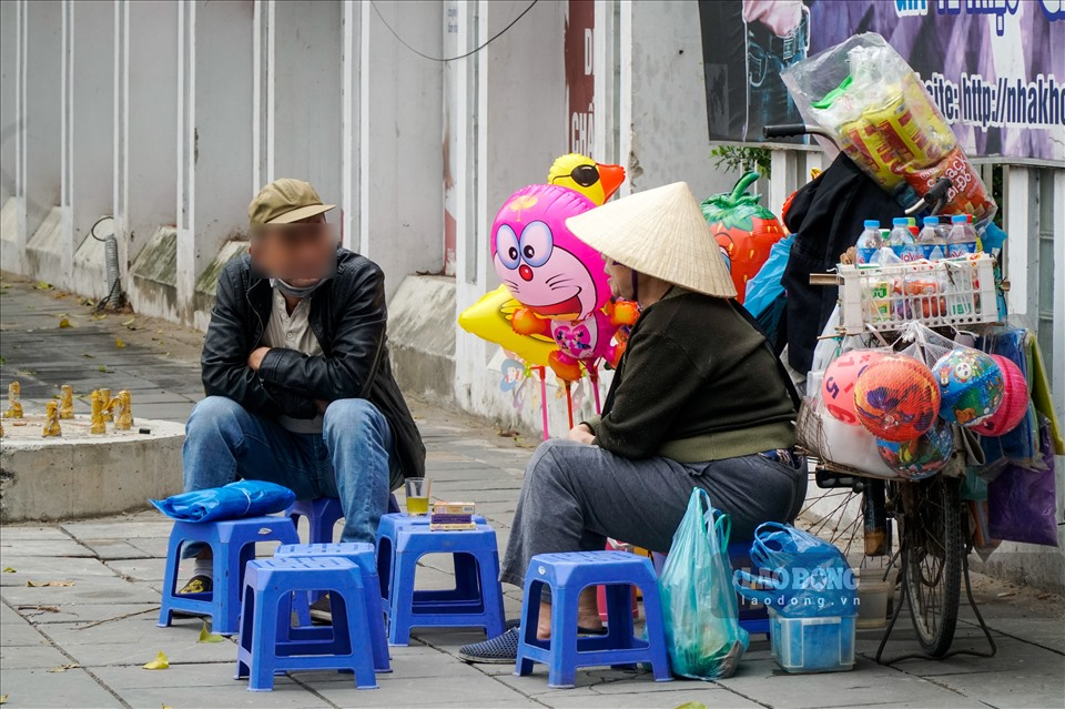 Outdoor eateries, sidewalk iced tea stalls in Hanoi ignore Covid 19 prevention regulations