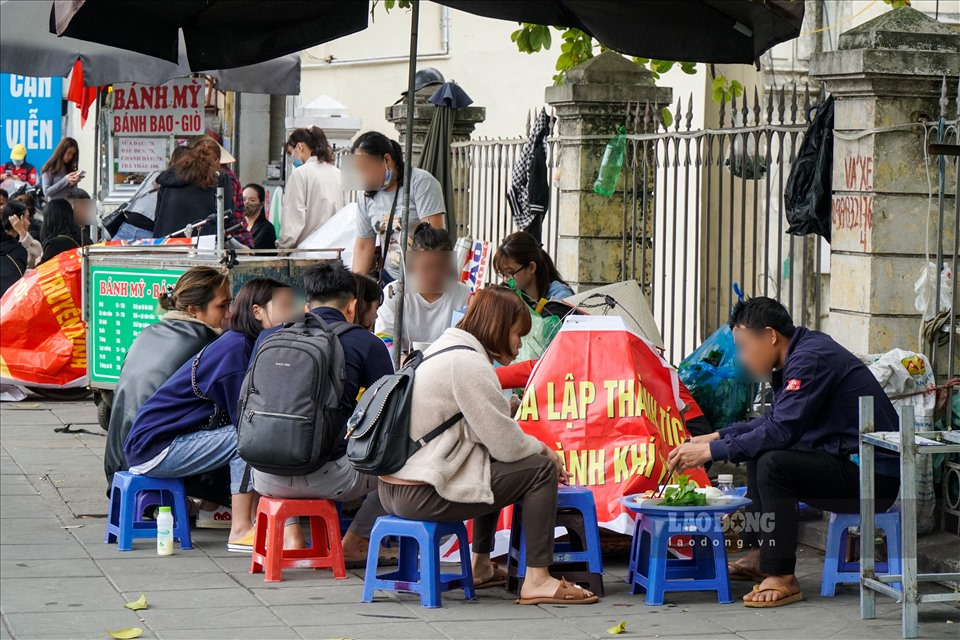 Outdoor eateries, sidewalk iced tea stalls in Hanoi ignore Covid 19 prevention regulations