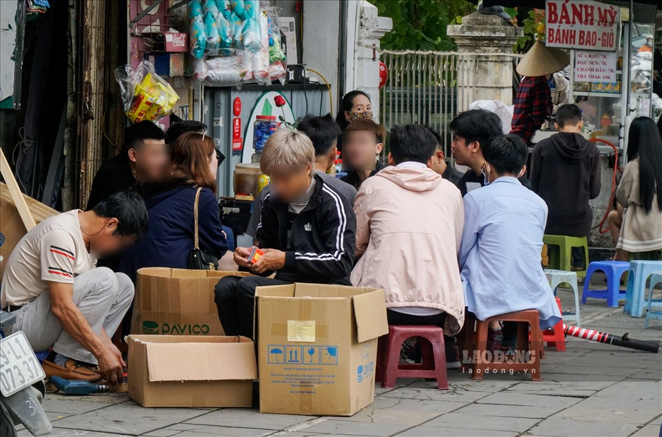 Outdoor eateries, sidewalk iced tea stalls in Hanoi ignore Covid 19 prevention regulations