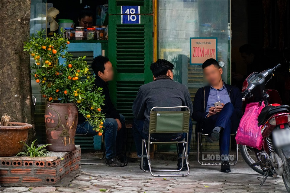 Outdoor eateries, sidewalk iced tea stalls in Hanoi ignore Covid 19 prevention regulations