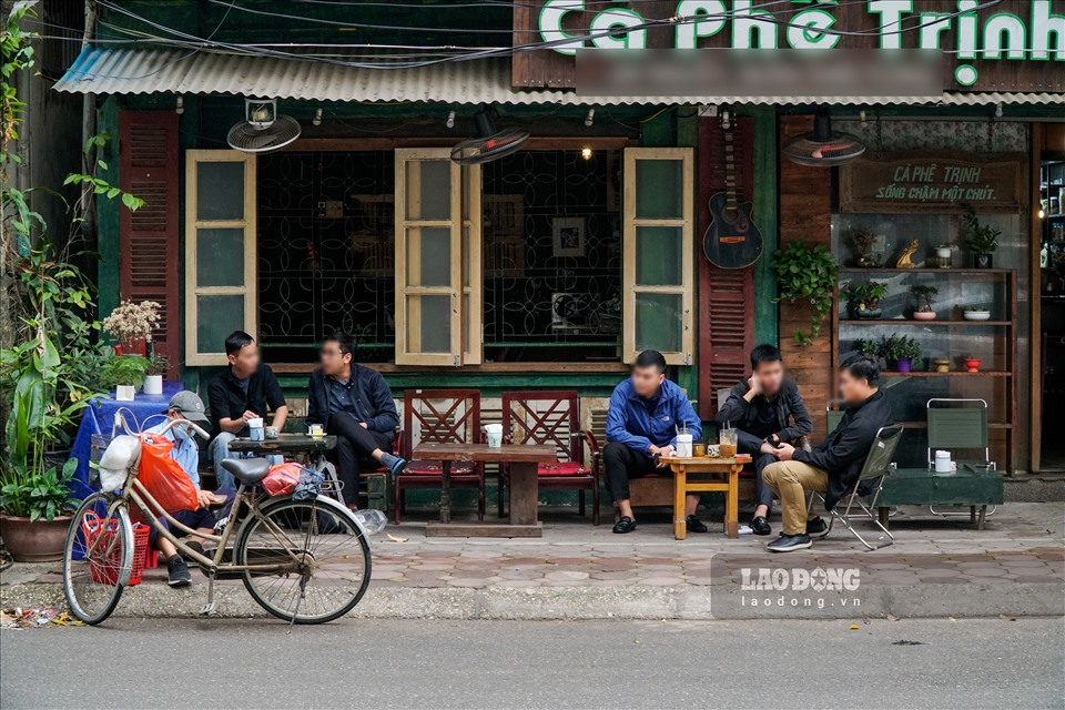 hanoi sidewalk eateries iced tea stalls ignore covid 19 prevention regulations