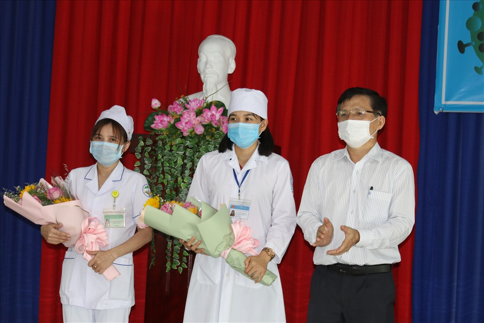 First 100 medical workers in Khanh Hoa receive COVID-19 vaccine