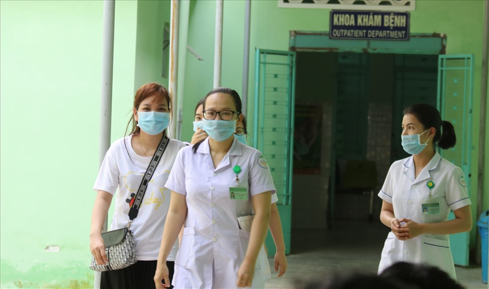 First 100 medical workers in Khanh Hoa receive COVID-19 vaccine