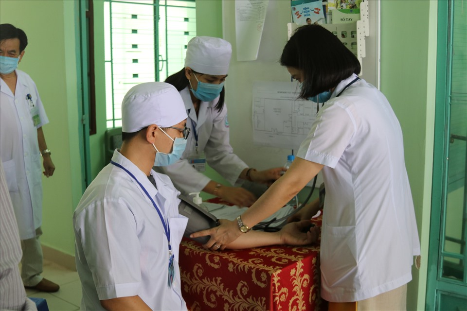 First 100 medical workers in Khanh Hoa receive COVID-19 vaccine