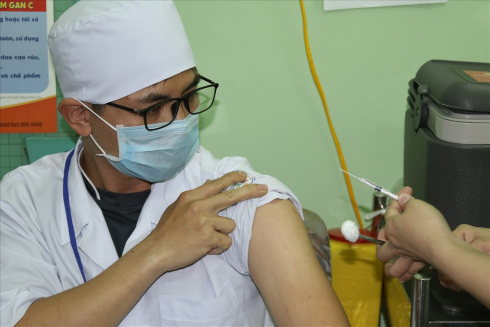 First 100 medical workers in Khanh Hoa receive COVID-19 vaccine