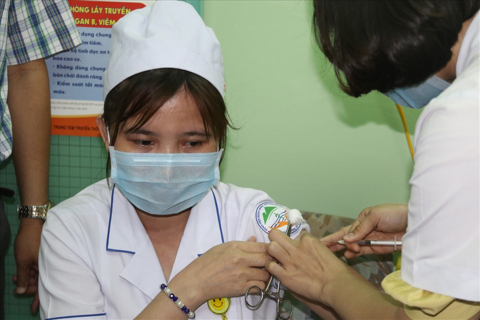 First 100 medical workers in Khanh Hoa receive COVID-19 vaccine