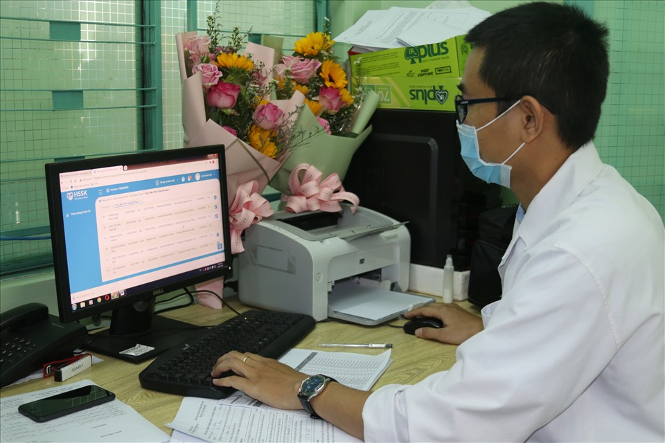 First 100 medical workers in Khanh Hoa receive COVID-19 vaccine
