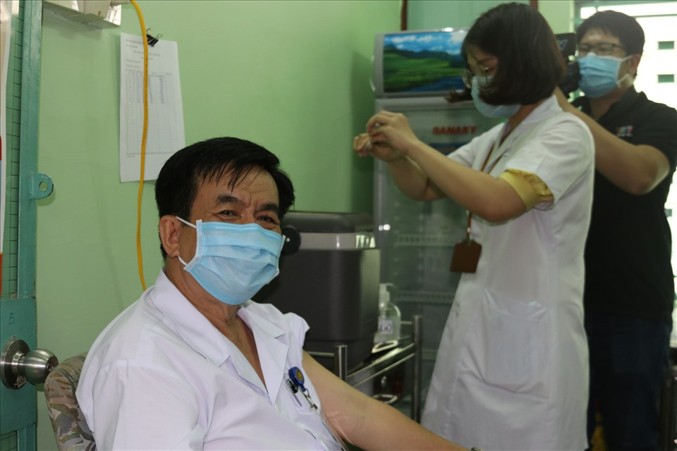 First 100 medical workers in Khanh Hoa receive COVID-19 vaccine