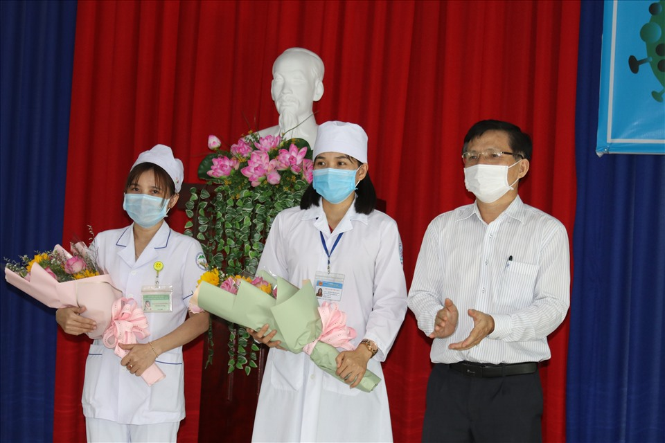 first 100 medical workers in khanh hoa receive covid 19 vaccine