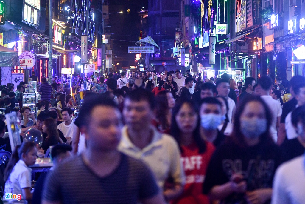 Ho Chi Minh city"s walking street crowded again as discotheques and bars | Vietnam Times