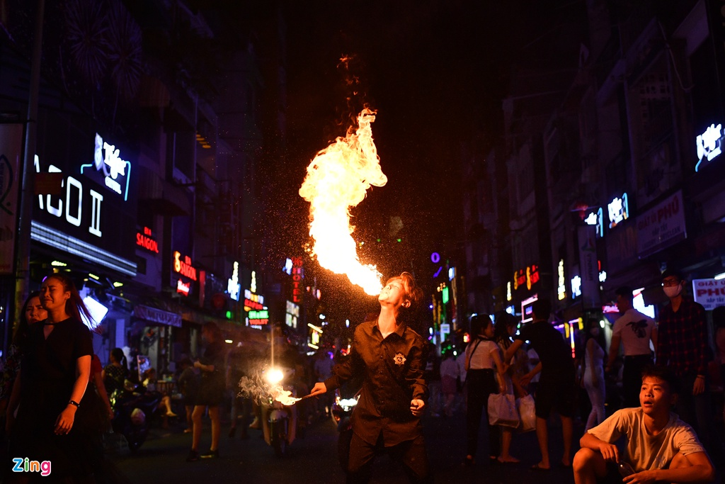 Ho Chi Minh city's walking street crowded again as discotheques and bars reopen