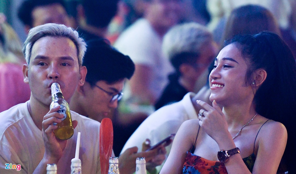 Ho Chi Minh city's walking street crowded again as discotheques and bars reopen