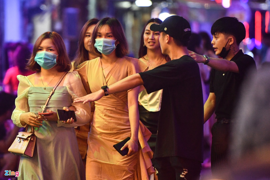 Ho Chi Minh city's walking street crowded again as discotheques and bars reopen