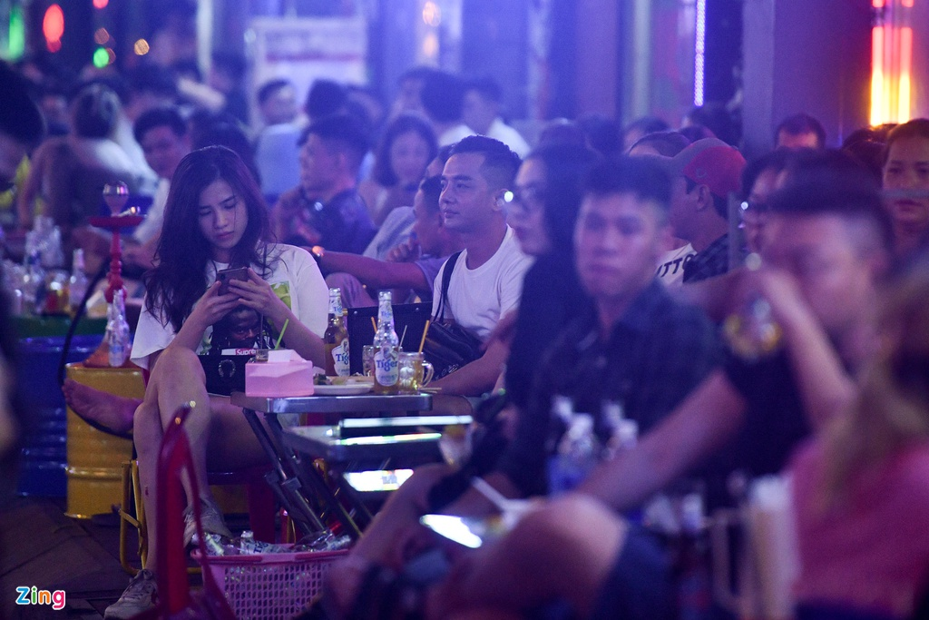 Ho Chi Minh city's walking street crowded again as discotheques and bars reopen