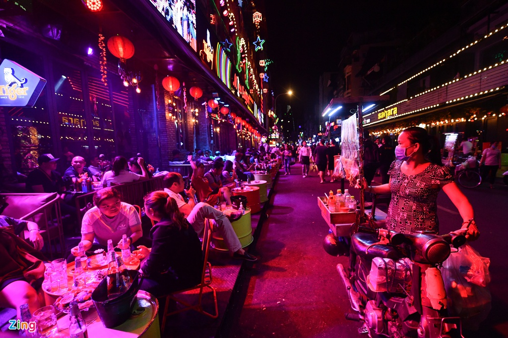 Ho Chi Minh city's walking street crowded again as discotheques and bars reopen