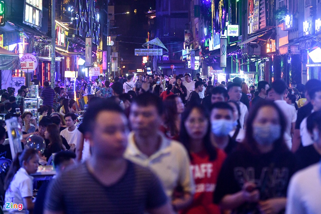 Ho Chi Minh city's walking street crowded again as discotheques and bars reopen