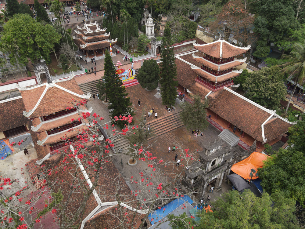 In photos: Red silk cotton flowers adorn beauty of Huong (Perfume) Pagoda