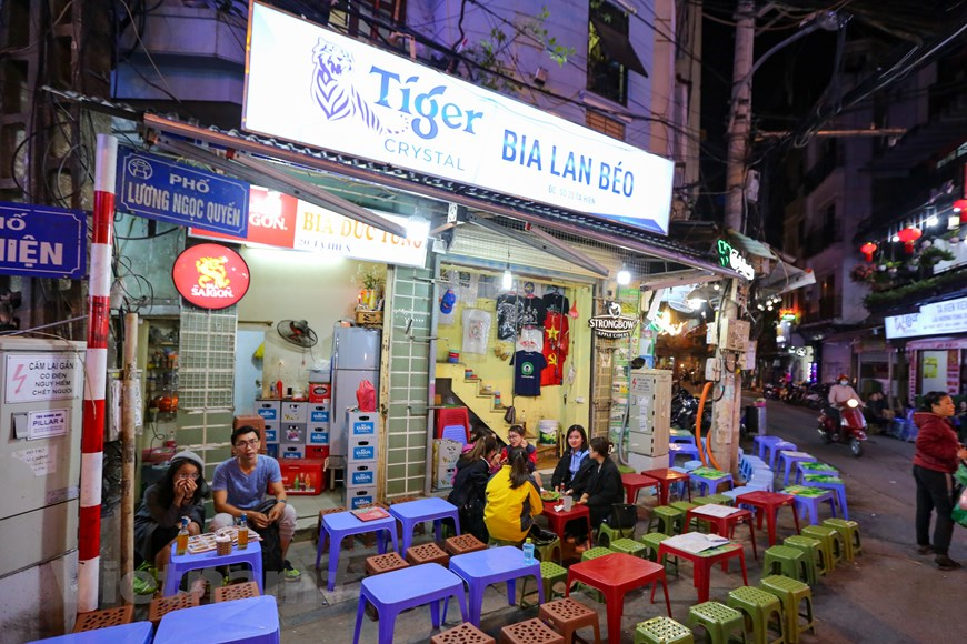 In photos: Karaoke parlors, discotheques in Hanoi bustling again