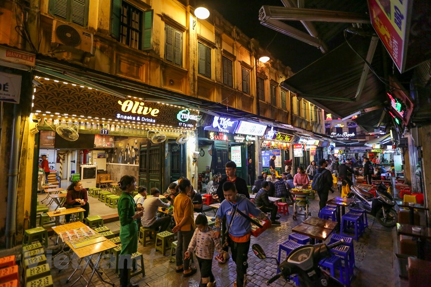 In photos: Karaoke parlors, discotheques in Hanoi bustling again