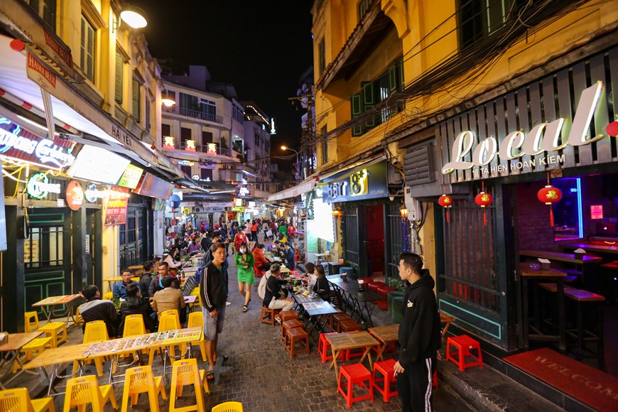 In photos: Karaoke parlors, discotheques in Hanoi bustling again