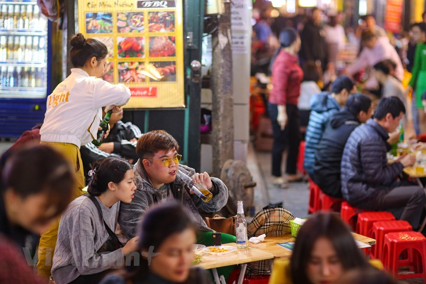 In photos: Karaoke parlors, discotheques in Hanoi bustling again