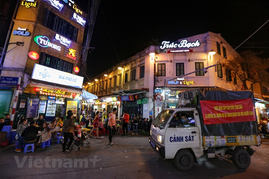 In photos: Karaoke parlors, discotheques in Hanoi bustling again
