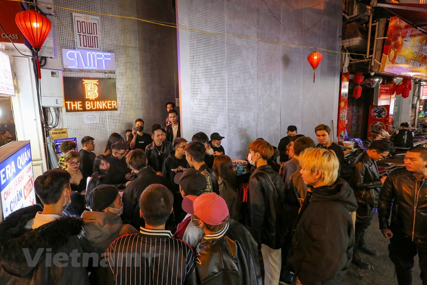 In photos: Karaoke parlors, discotheques in Hanoi bustling again