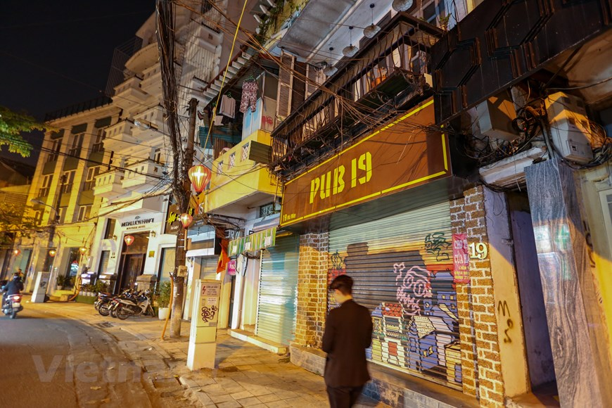 In photos: Karaoke parlors, discotheques in Hanoi bustling again