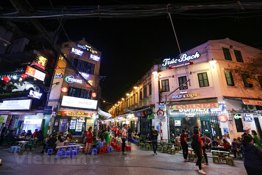 In photos: Karaoke parlors, discotheques in Hanoi bustling again