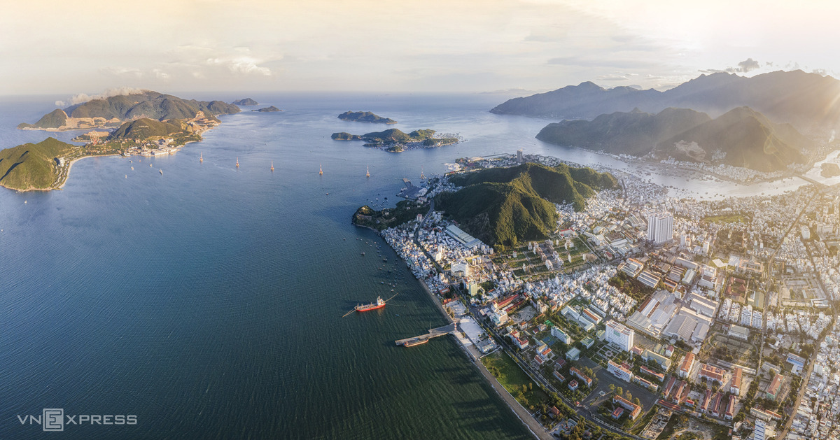 Bird-eye view accentuates charming beauty of Nha Trang coastal city