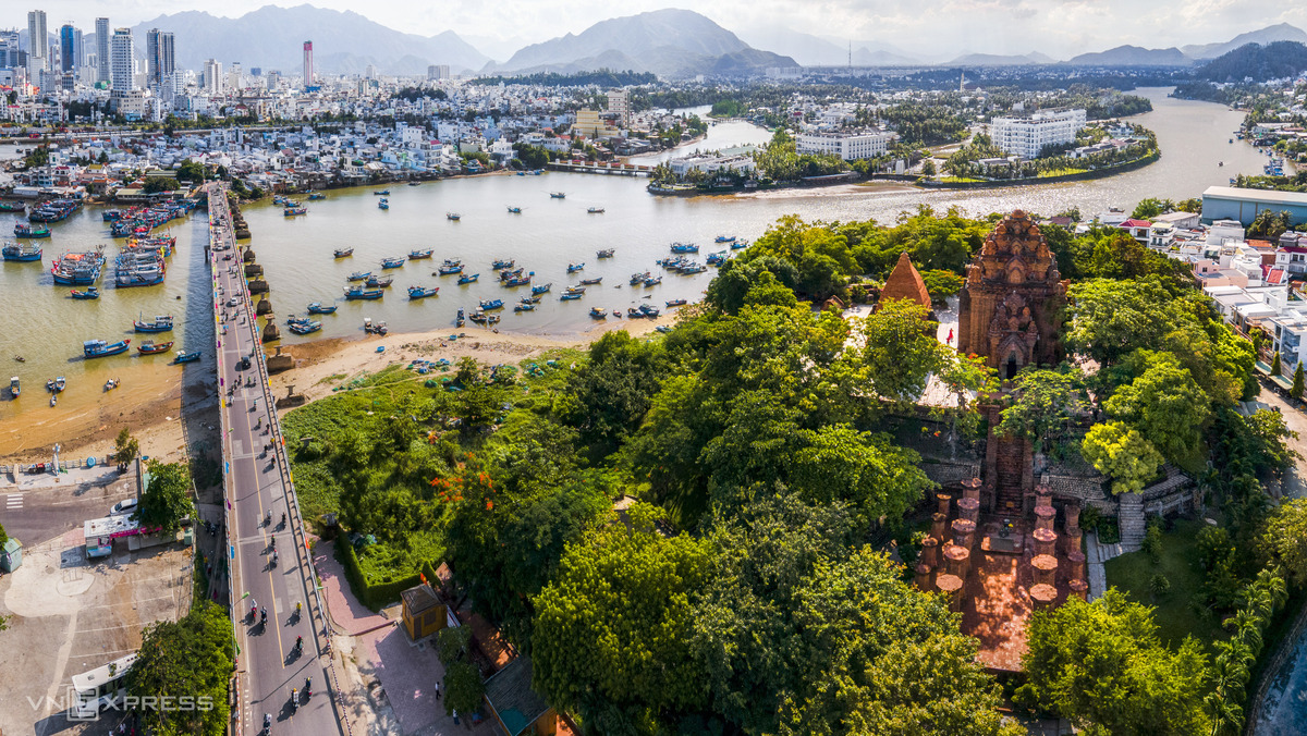 Bird-eye view accentuates charming beauty of Nha Trang coastal city