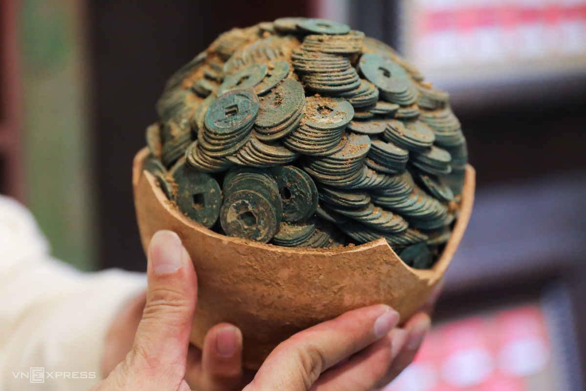 Unique collection of 'fossil' ancient coins of Saigon’s man