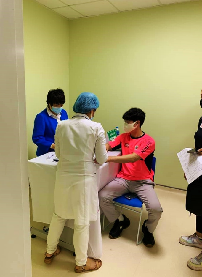 First Vietnamese high-achieving athletes receive Covid-19 vaccine