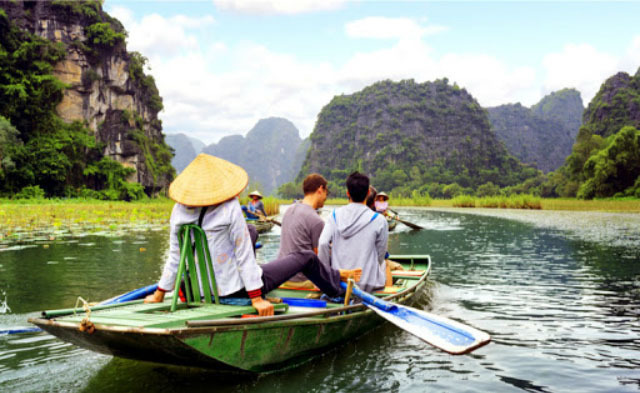 Vietnamese enjoy high-end tours at surprisingly low fees