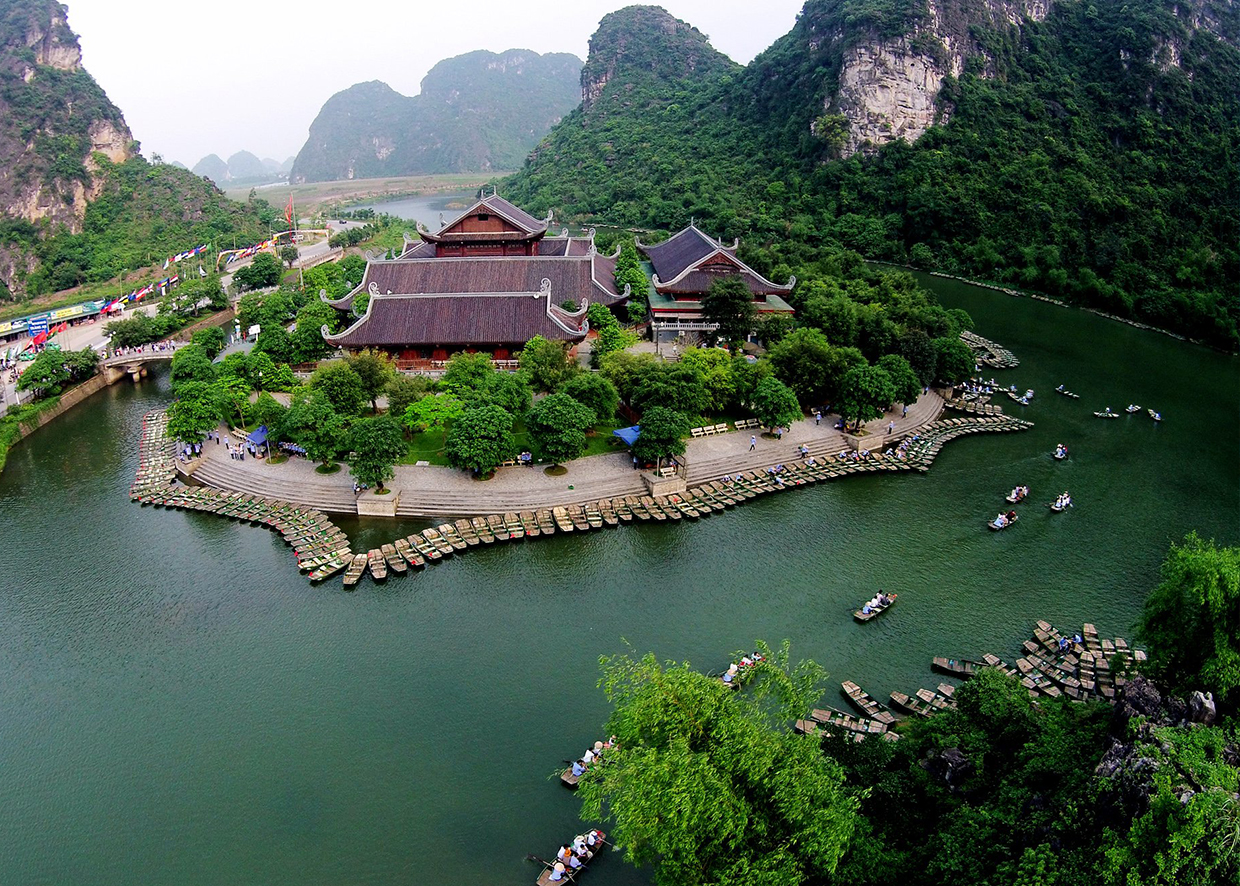 Vietnamese enjoy high-end tours at surprisingly low fees