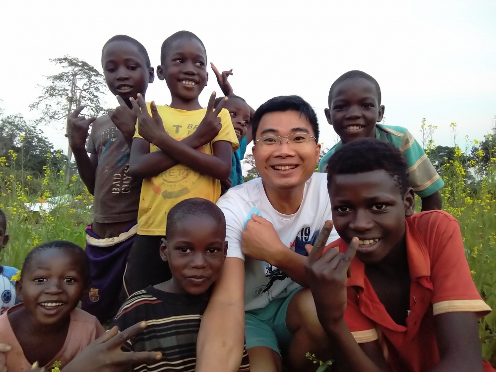 Vietnamese doctor couple treats, teaches Vietnamese, guides farming in Angola