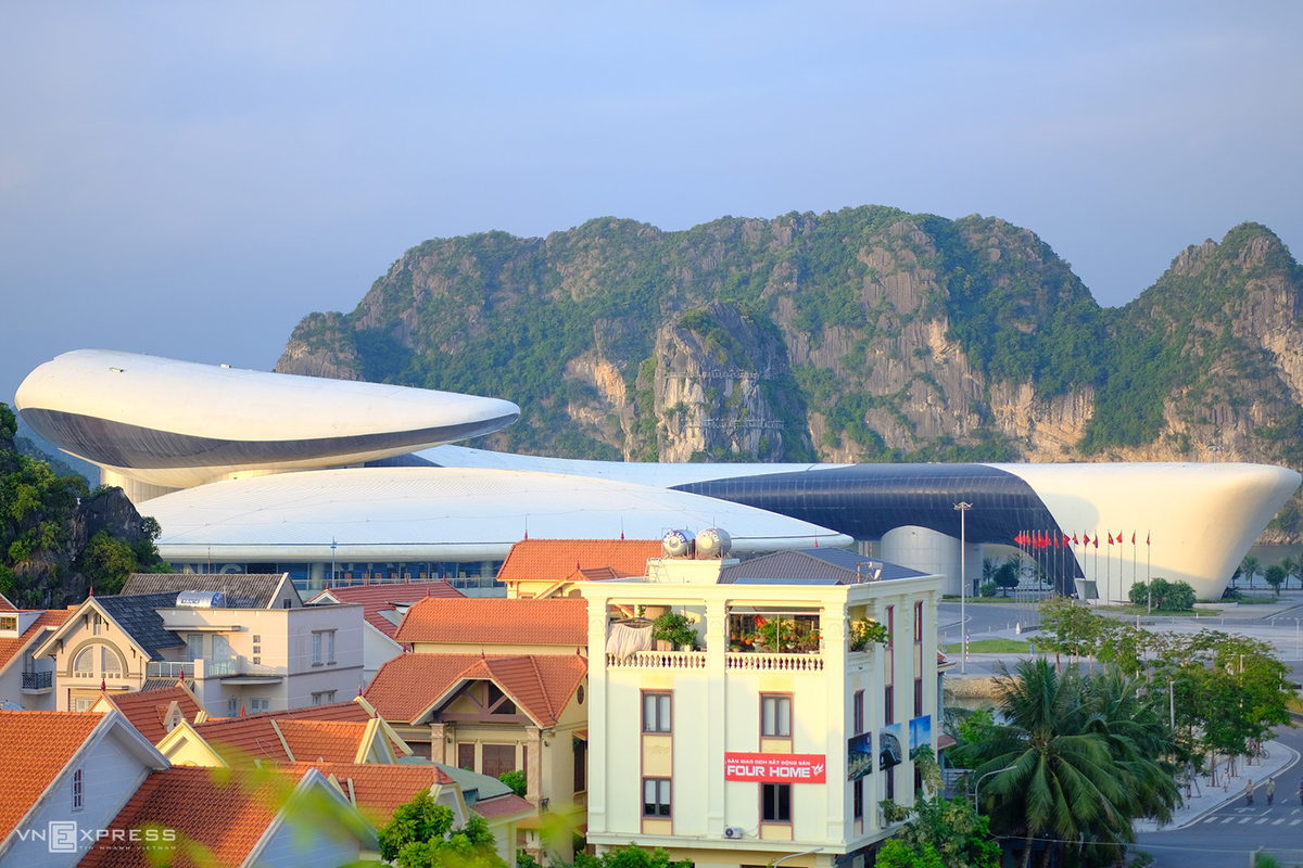 The charming beauty of Ha Long City through lens of photography passion