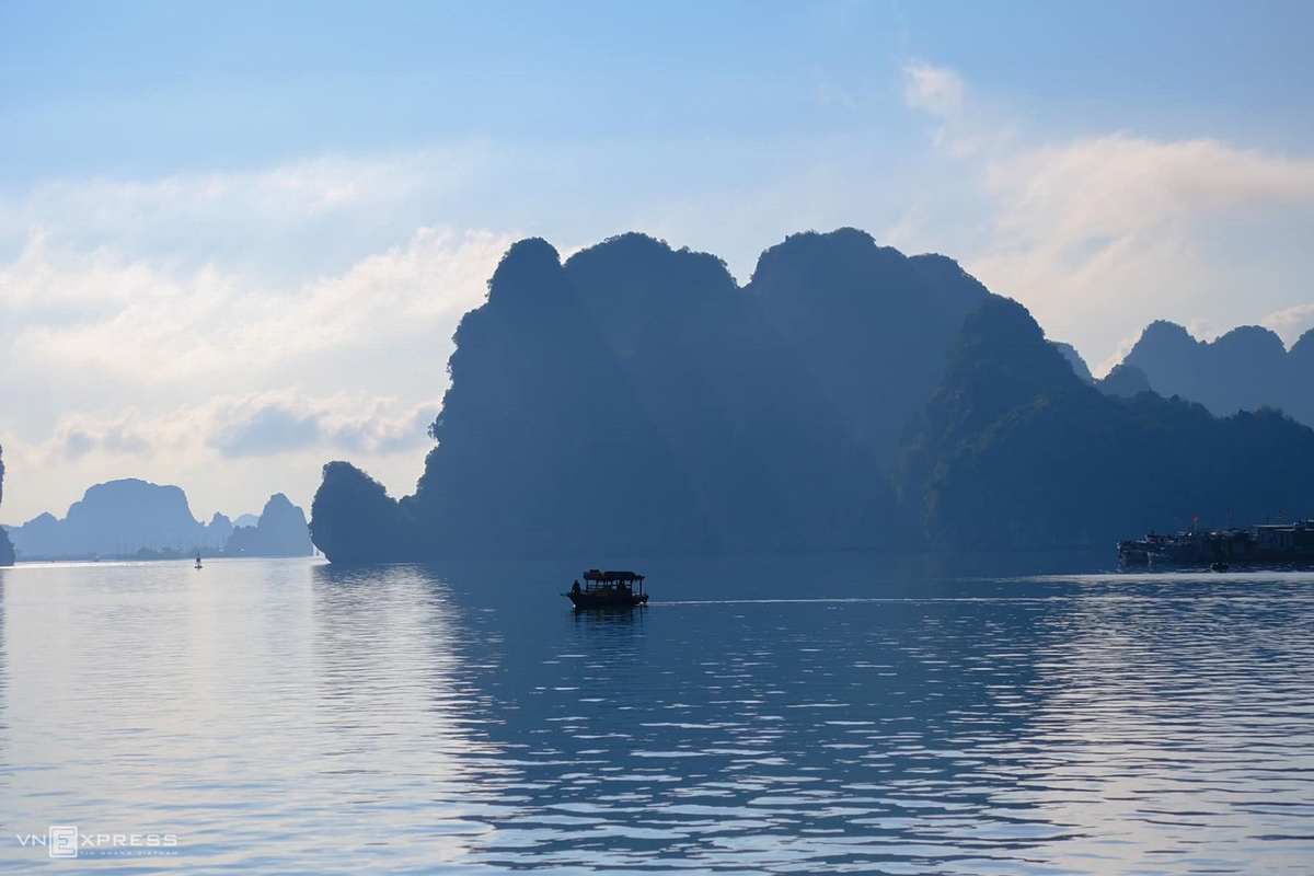 The charming beauty of Ha Long City through lens of photography passion