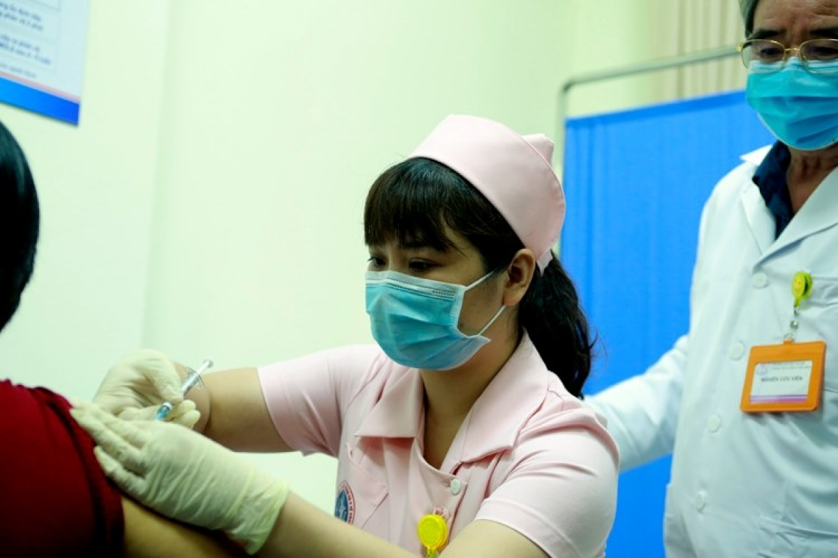 six volunteers receive second shot of 2nd vietnam homegrown covid 19 vaccine