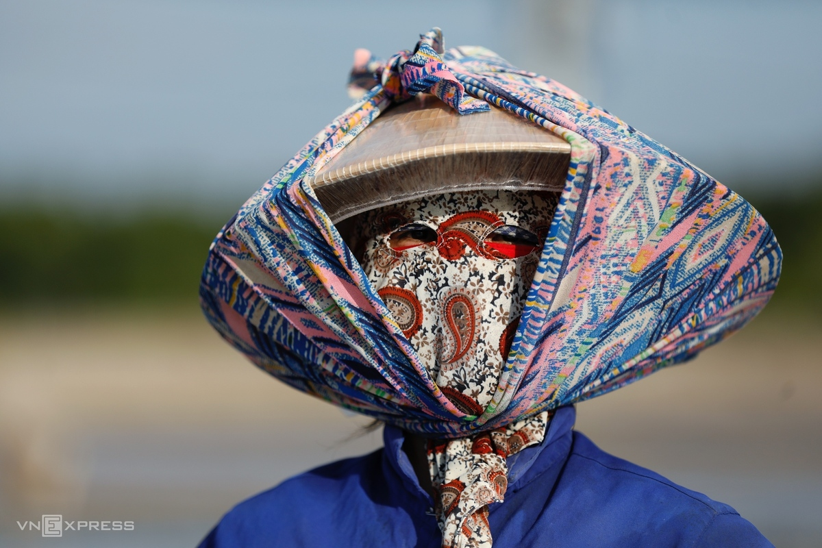 HCMC’s island commune overwhelmed in bustling ambiance in salt-harvesting season