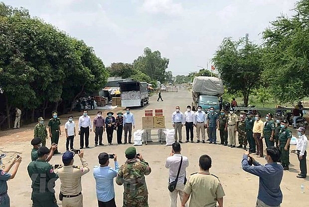 Relief aid provided to Vietnamese Cambodians to fight Covid-19 pandemic