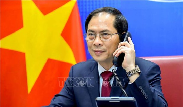 fm bui thanh son holds phone talk with chinese counterpart