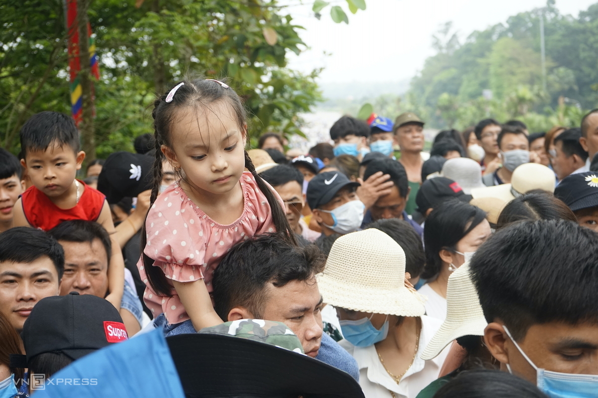 In Photos: Thousands of Vietnamese thronged to Hung Kings Temple from early morning