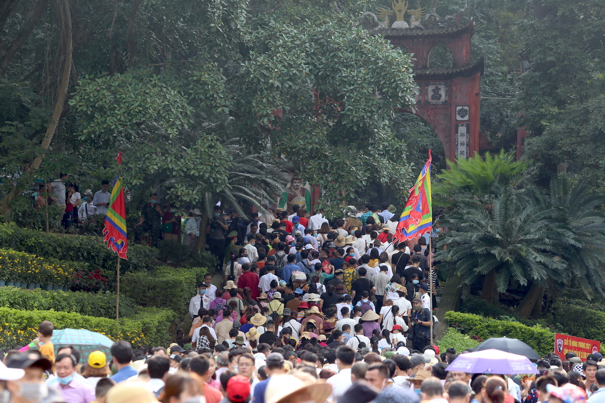 In Photos: Thousands of Vietnamese thronged to Hung Kings Temple from early morning