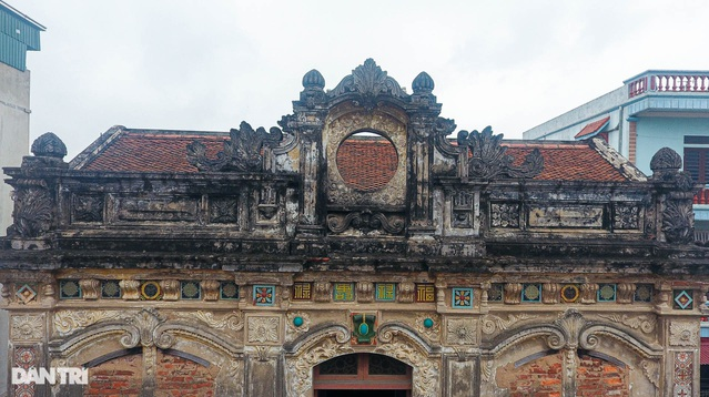 Admiring one-hundred-year-old ancient villa in Hanoi’s outskirt