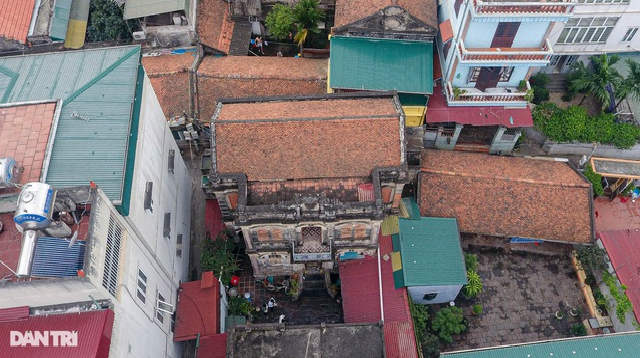 Admiring one-hundred-year-old ancient villa in Hanoi’s outskirt