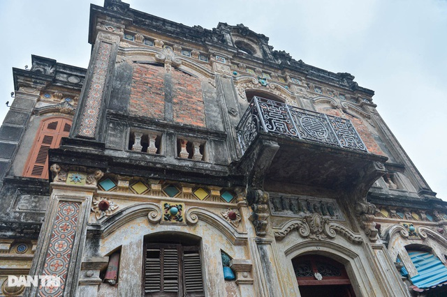 Admiring one-hundred-year-old ancient villa in Hanoi’s outskirt