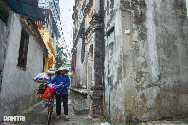 Admiring one-hundred-year-old ancient villa in Hanoi’s outskirt