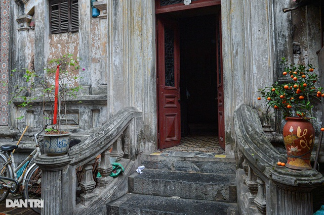 Admiring one-hundred-year-old ancient villa in Hanoi’s outskirt