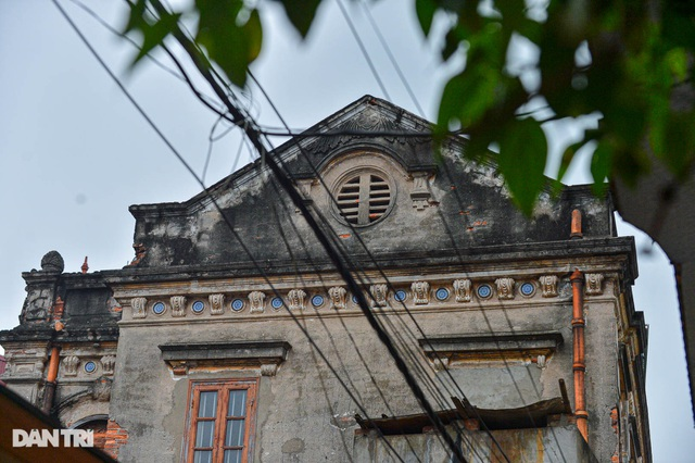 Admiring one-hundred-year-old ancient villa in Hanoi’s outskirt